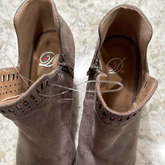 NEW~TAUPE~LASER CUT TRIM~V-CUT SIDES~3 1/2” STACKED HEELS~ CUSHIONED FOOTBED~BR - Picture 7 of 13